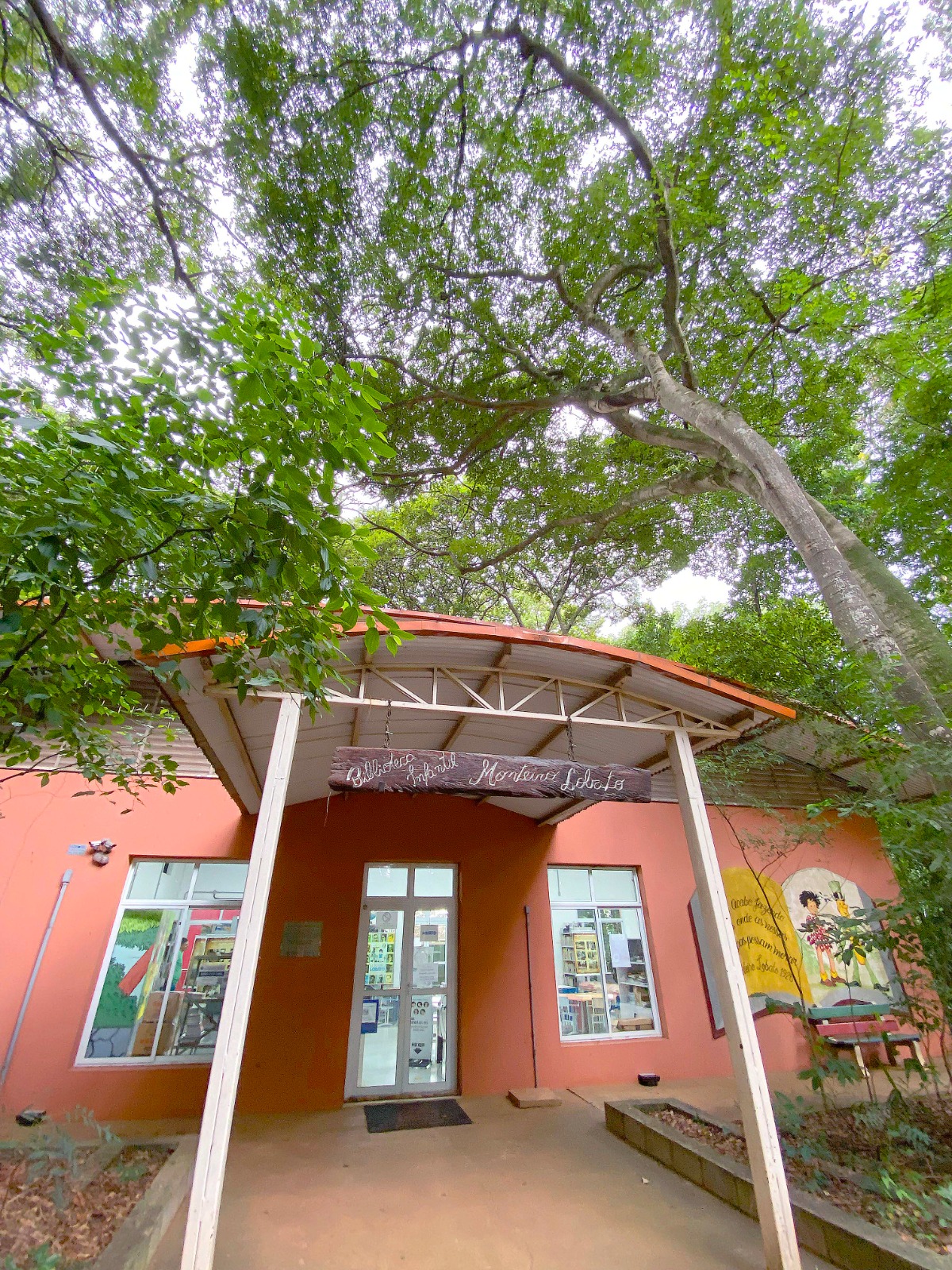 O espaço conta com estantes acessíveis às crianças, mesas de leitura e uma equipe preparada para orientar os visitantes na escolha dos materiais