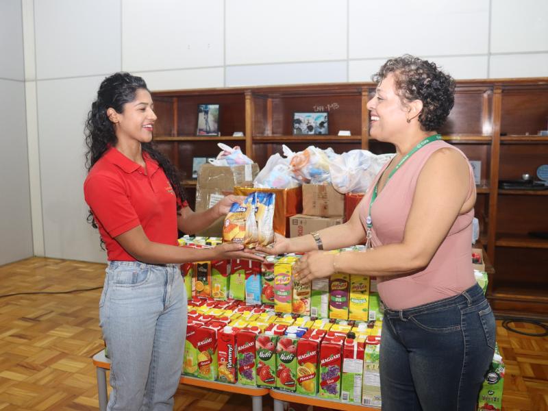 Gizely Lima recebeu as doações pelo Instituto Amor e Vida, entregues por Miriana Lima, da equipe da Emdec