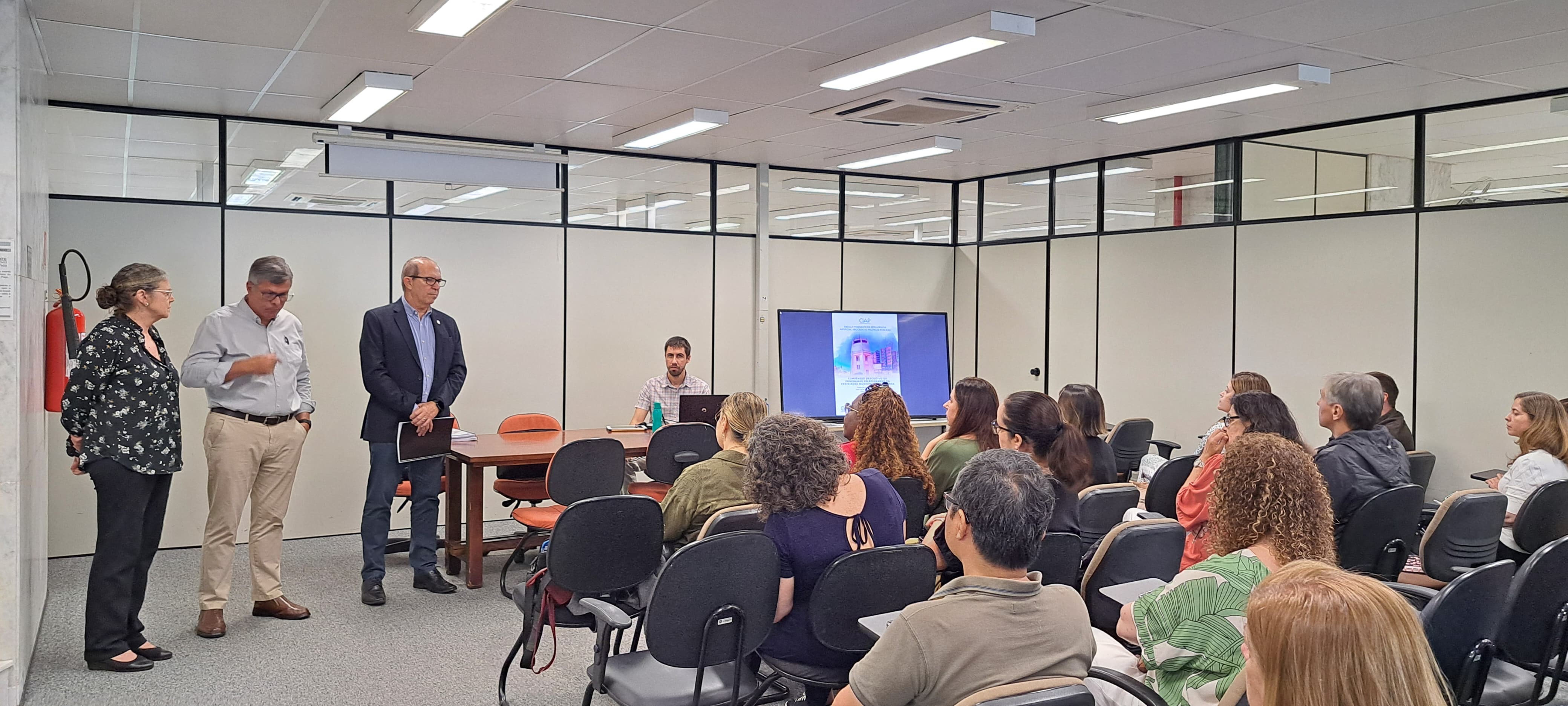 Secretário de Finanças, Aurílio Caiado em reunião sobre o projeto