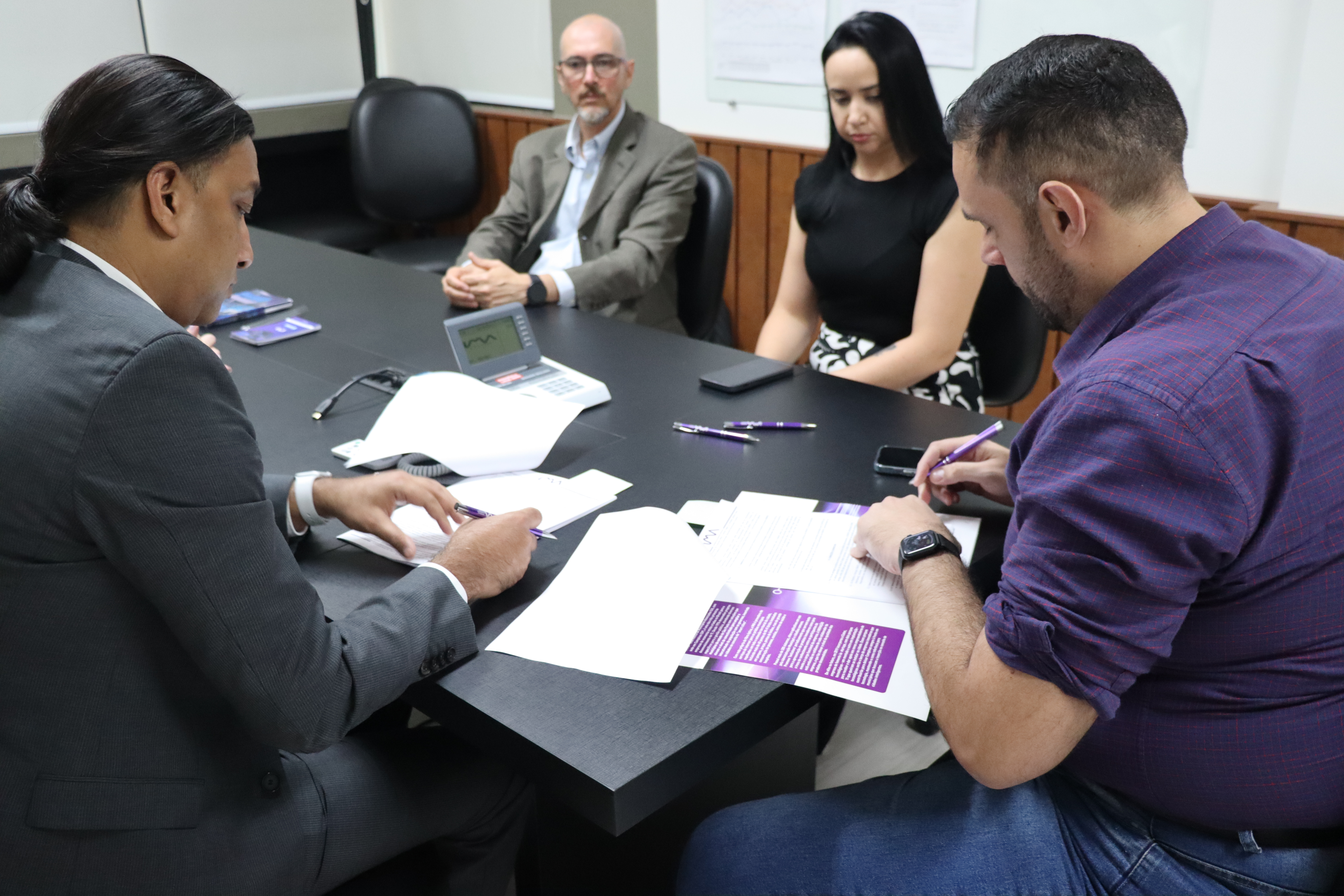 O presidente da IMA, Elias Tavares, e Ajanta Adhikari, da Ionate, assinaram o acordo de cooperação para modernização dos sistemas utilizados pela Prefeitura de Campinas