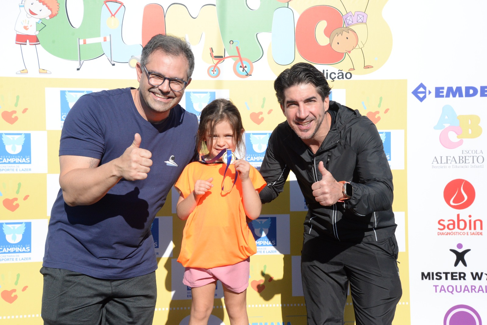 Toninho Oliveira O secretário de Esporte e Lazer, Fernando Vanin, e o coordenador do PIC, Tiago Ferrari, entregam medalha para participante