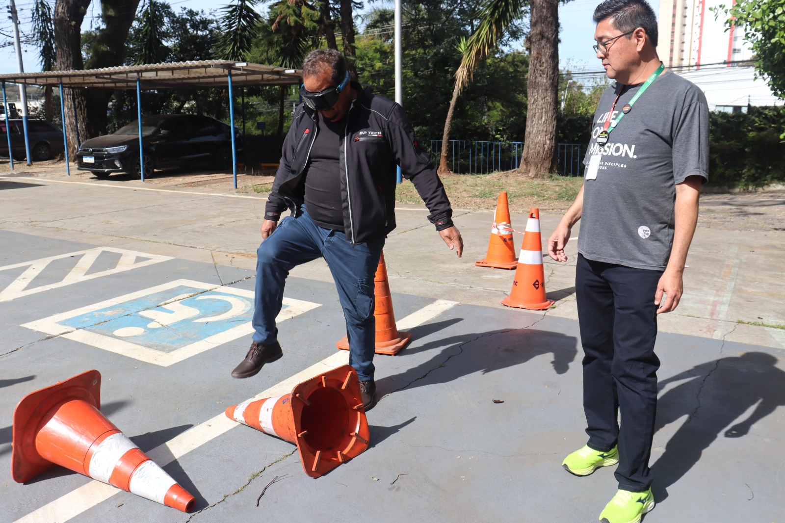 Óculos simuladores de embriaguez chamam a atenção para o risco de beber e dirigir 