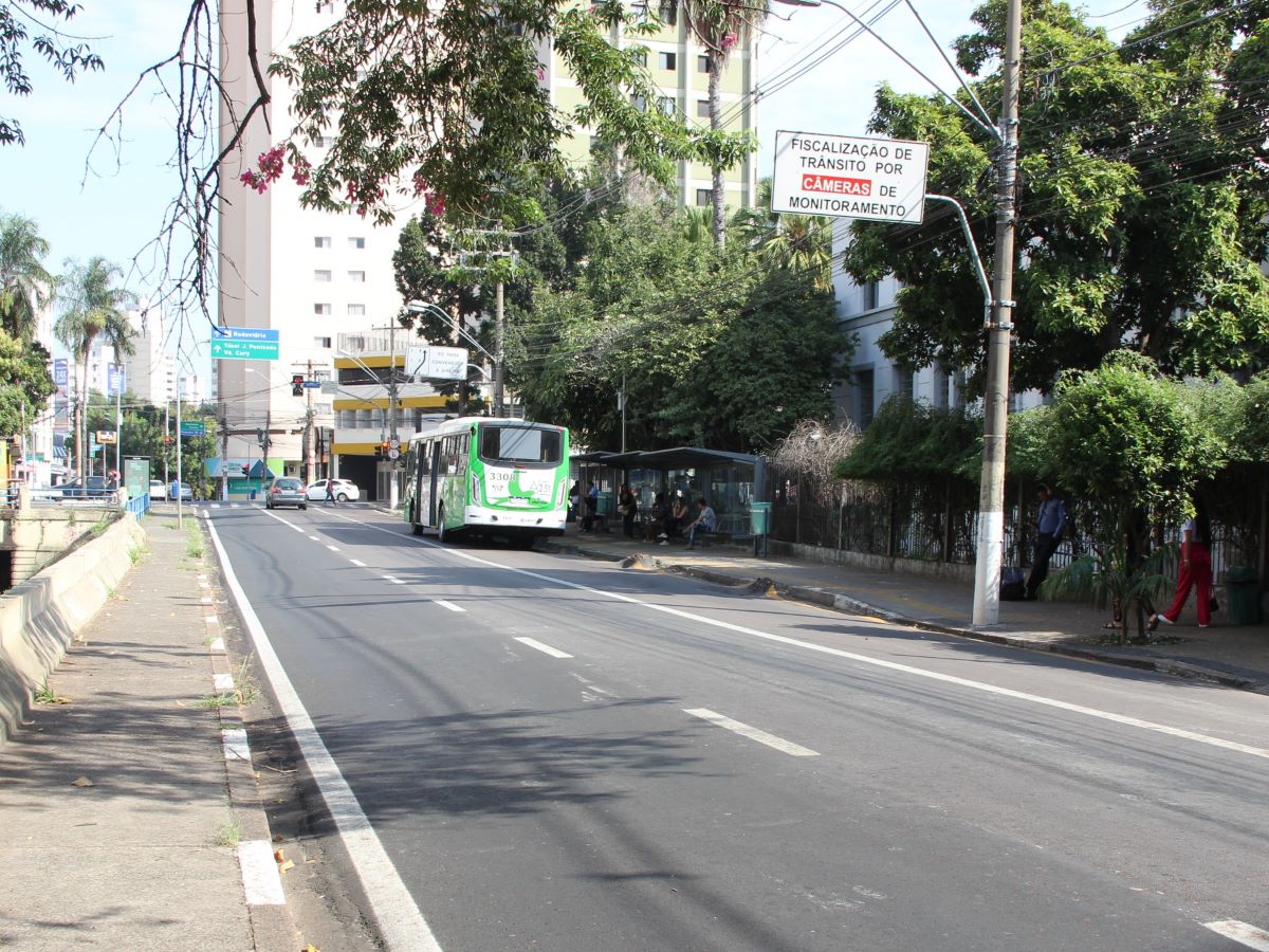 Bloqueio ocorre no lado direito da pista externa da avenida, entre a Francisco Glicério e a José Paulino