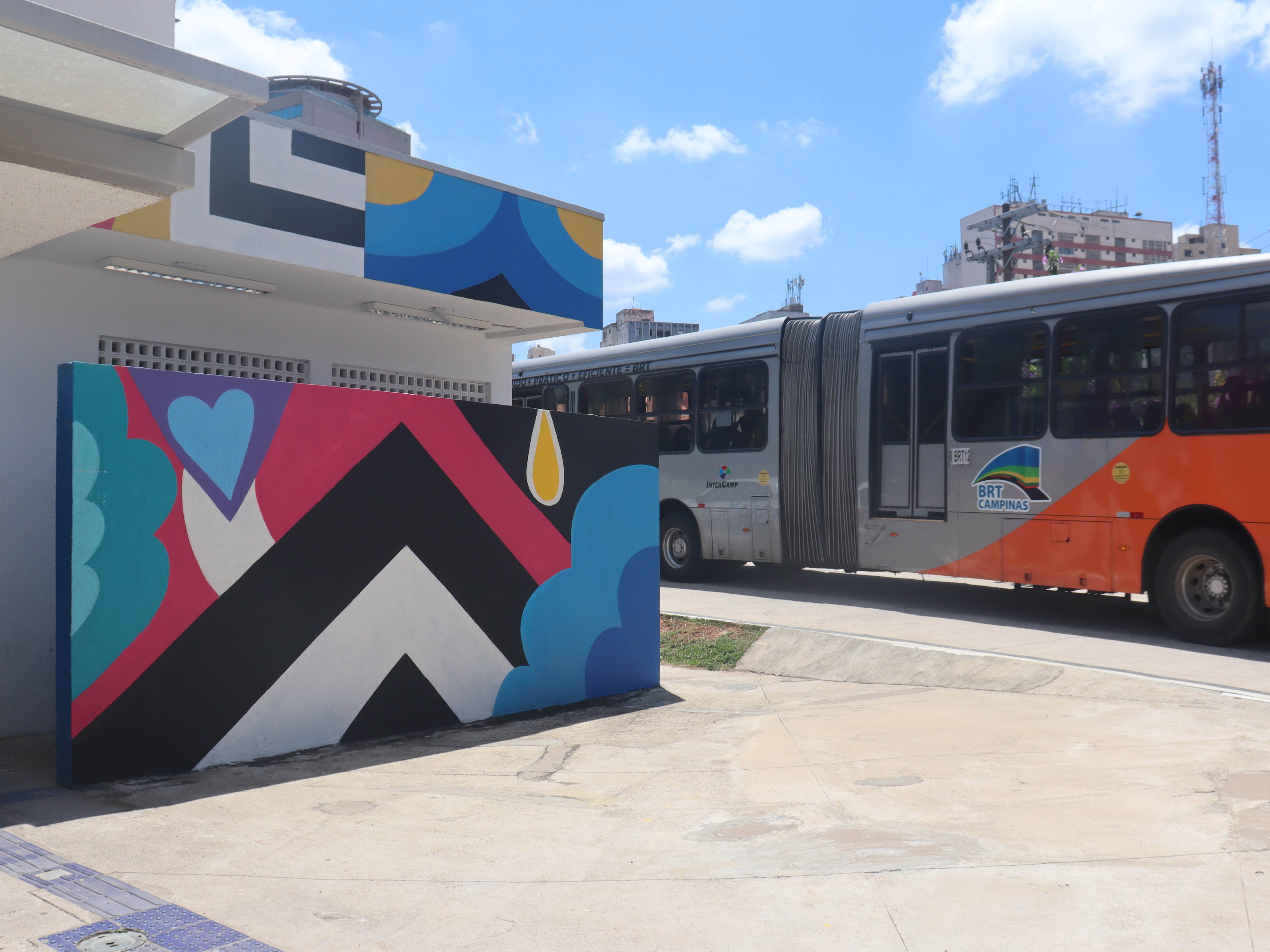 Terminal BRT Mercado recebeu intervenções artísticas em diversas estruturas
