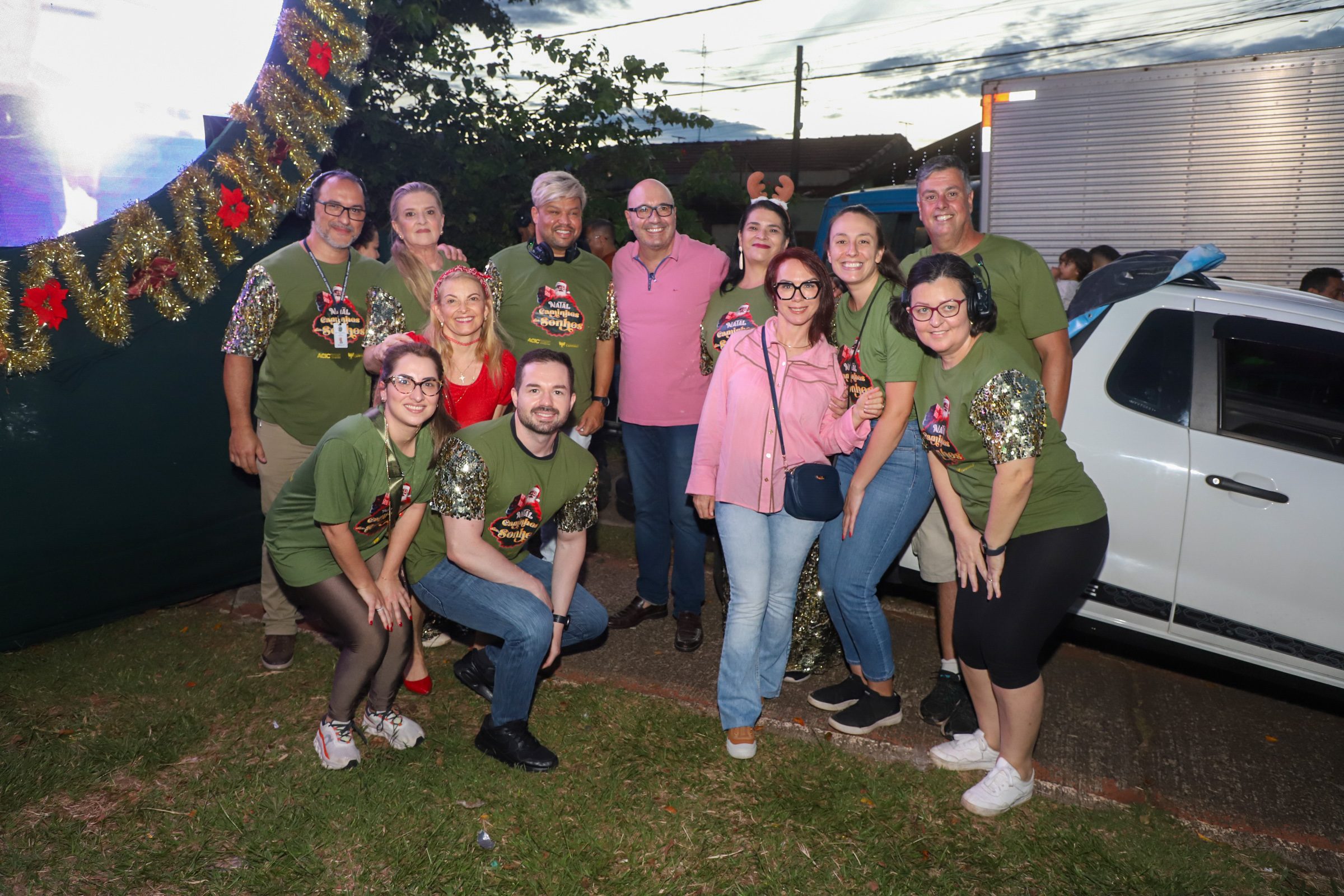 Prefeito e equipe do Natal Encantado fazem pausa para foto