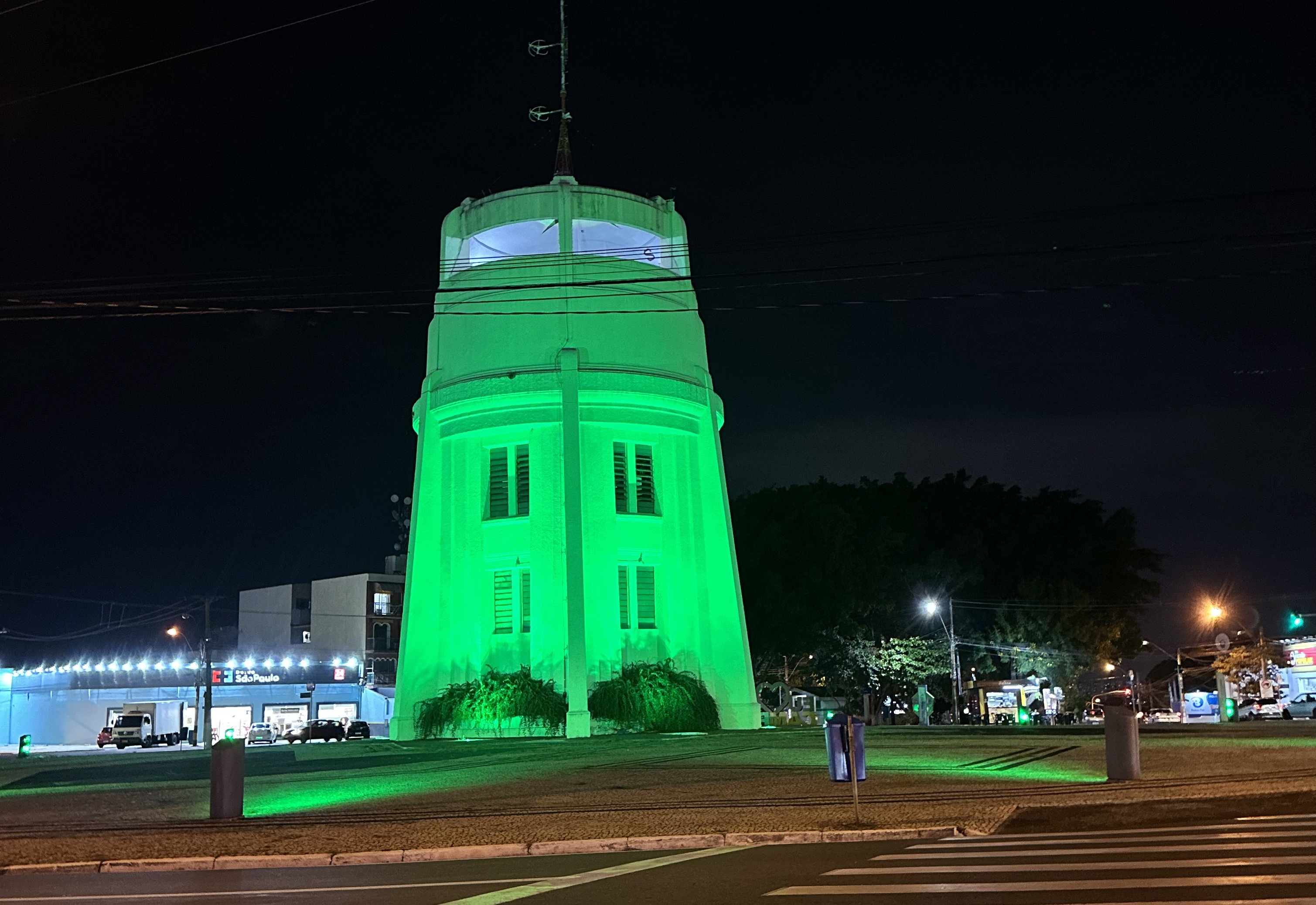 A torre ficará iluminada de verde de 15 a 30 de abril