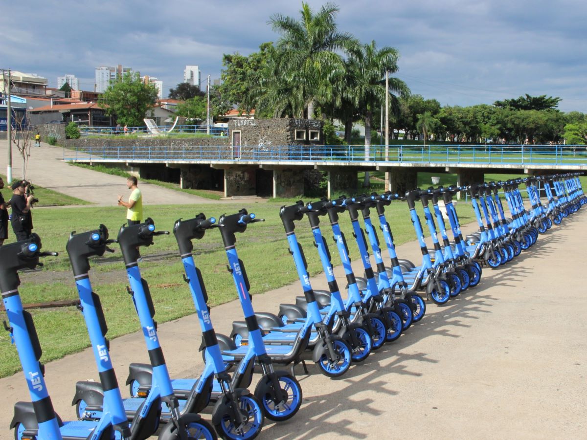 Patinetes ficarão em 50 estações virtuais; acionamento será por meio do aplicativo JET
