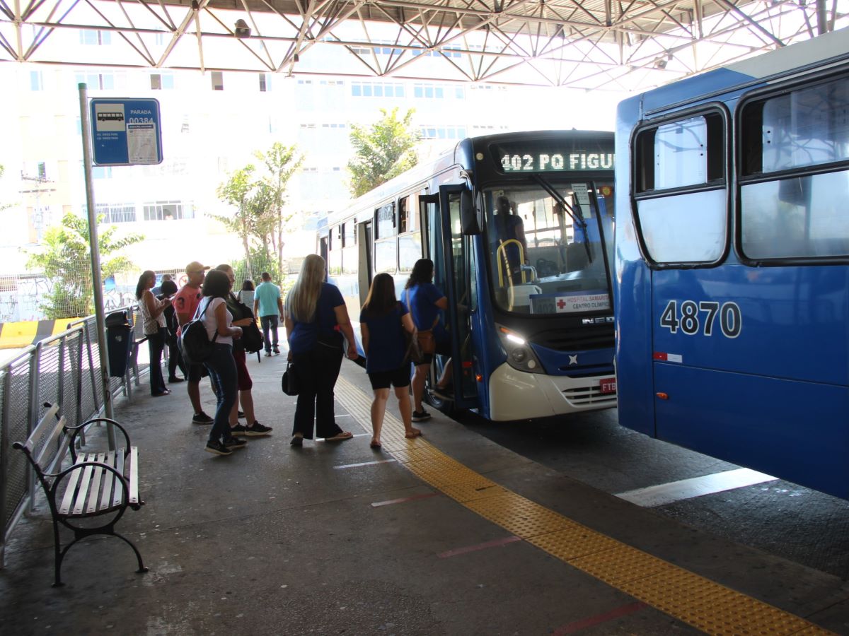 Além dos dias úteis, a linha 402 também circula aos sábados, domingos e feriados