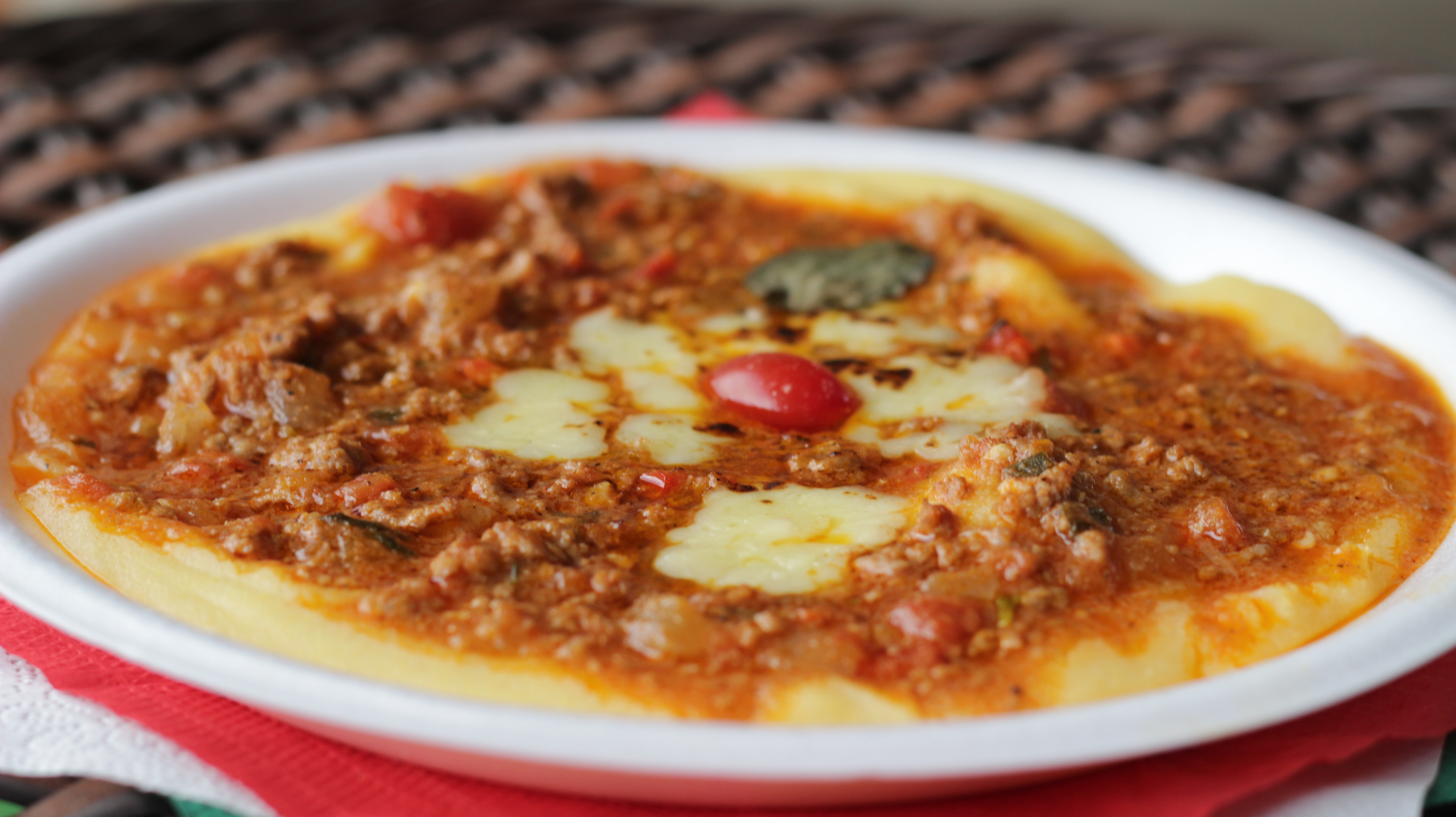 Polenta cremosa com ragu de carne e queijo derretido, uma receita tradicional da culinária do norte da Itália, será uma das atrações gastronômicas