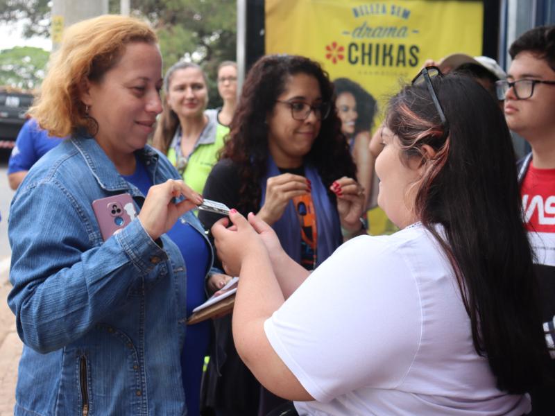 Adolescentes receberam cartões de bilhete único 