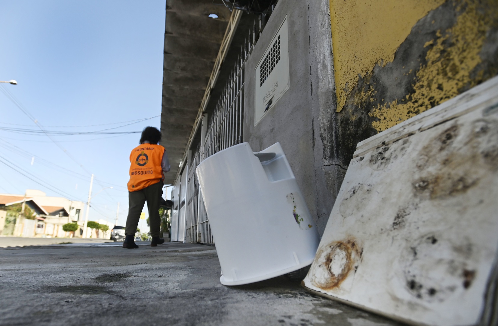 Agentes de saúde e voluntários durante mutirão contra a dengue, em Campinas