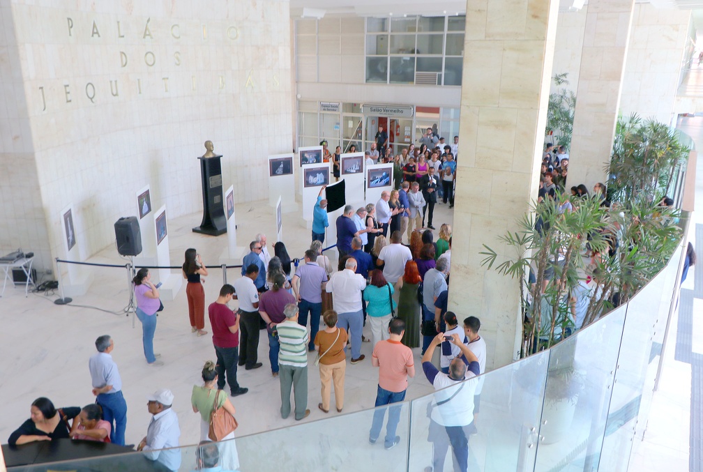 Abertura da exposição e lançamento do livro movimentaram Paço Municipal na manhã de sexta-feira