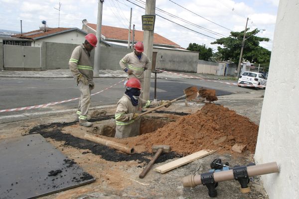 Técnicos da Sanasa realizam trabalho no Jardim Miranda