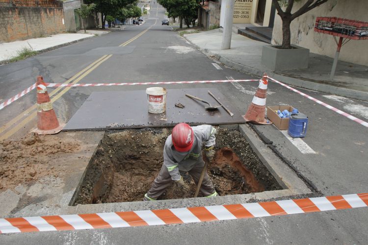 Funcionários trabalham em obra da Sanasa