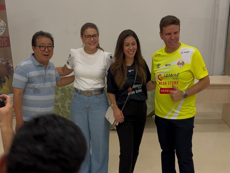 Organizadores com a secretária Vandecleya Moro (de camiseta branca) durante o evento