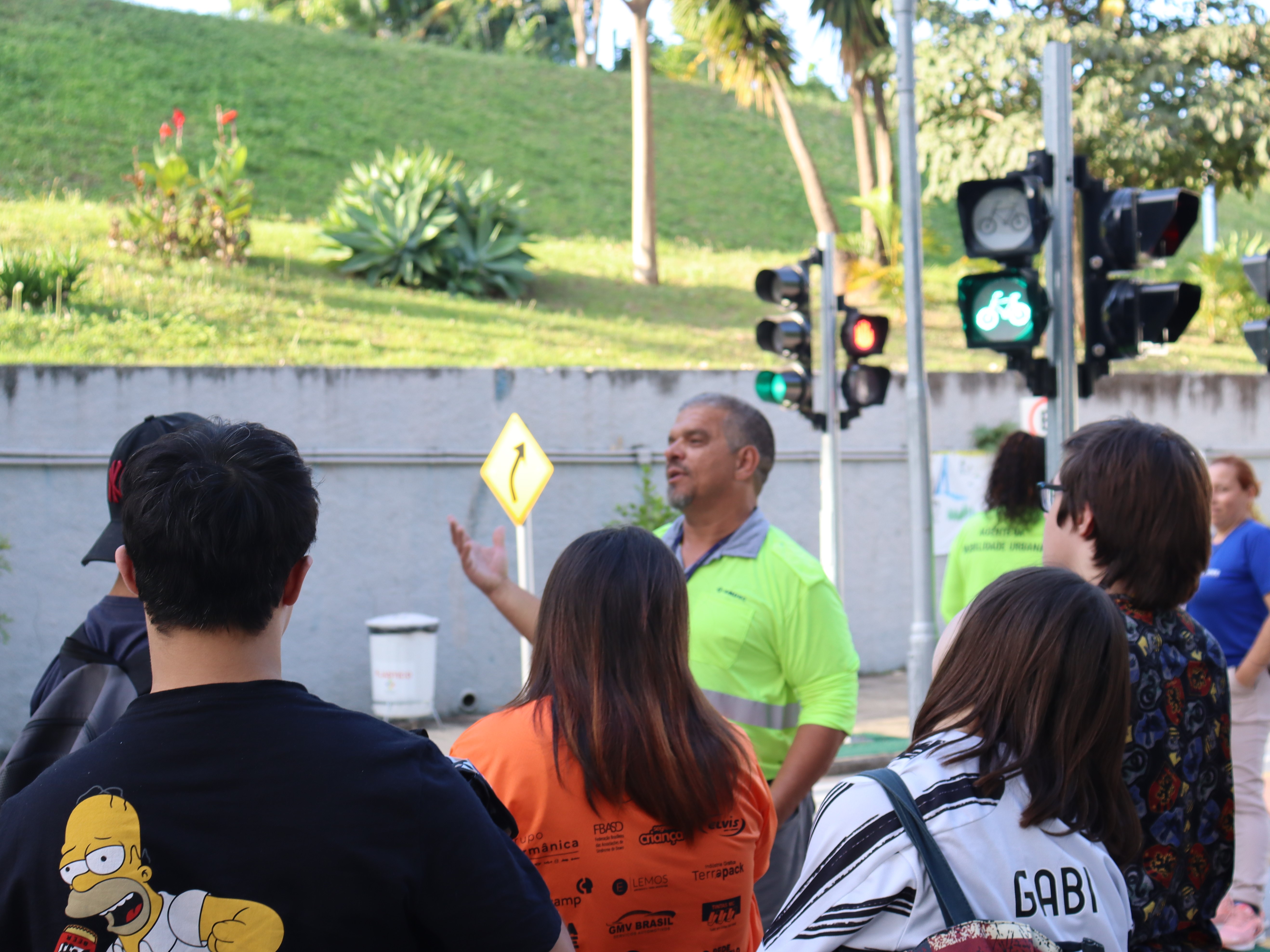 Jovens atendidos pelo CESD durante visita à Minicidade da Emdec