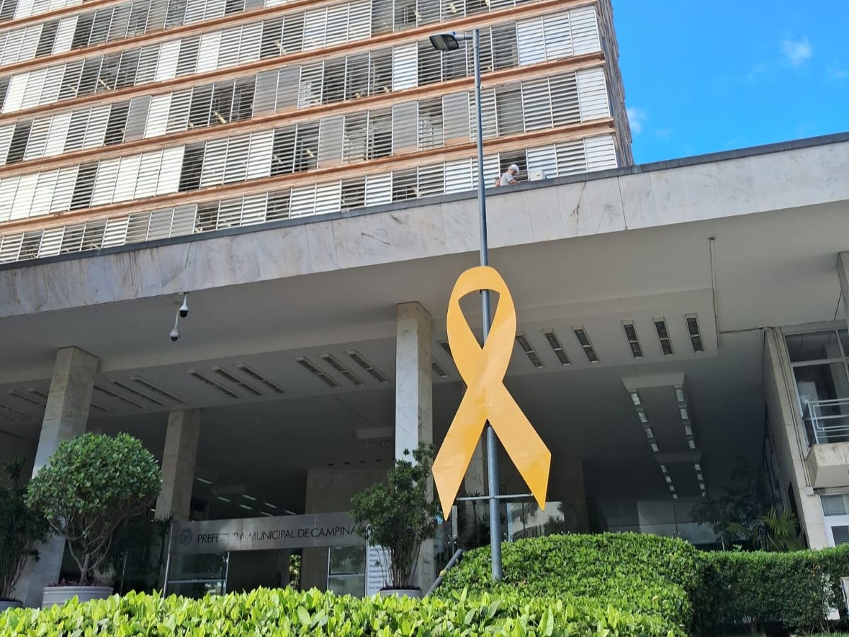 Emdec/Divulgação Laço amarelo em frente ao Paço Municipal é símbolo do movimento e lembra atenção pela vida