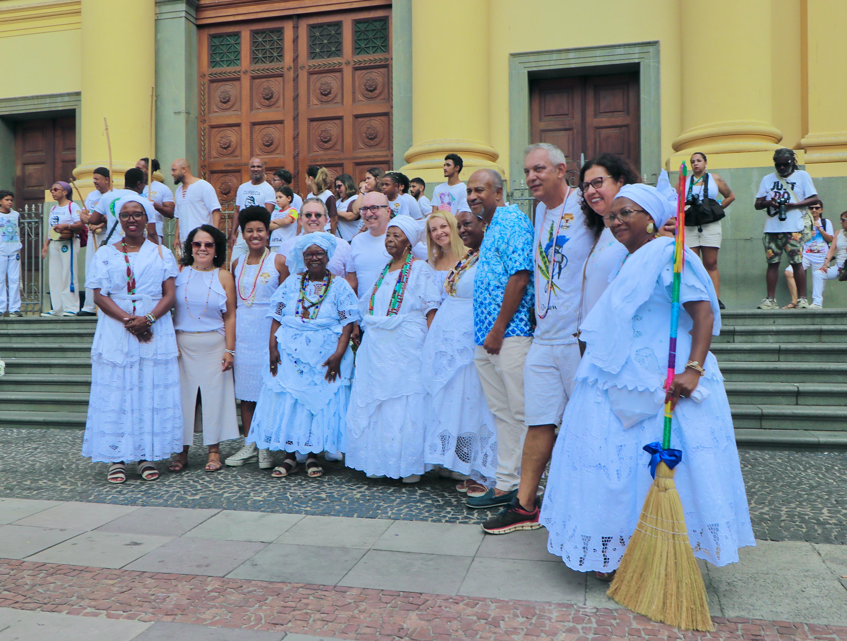 Fieis lavam as escadarias como símbolo de combate à intolerância religiosa