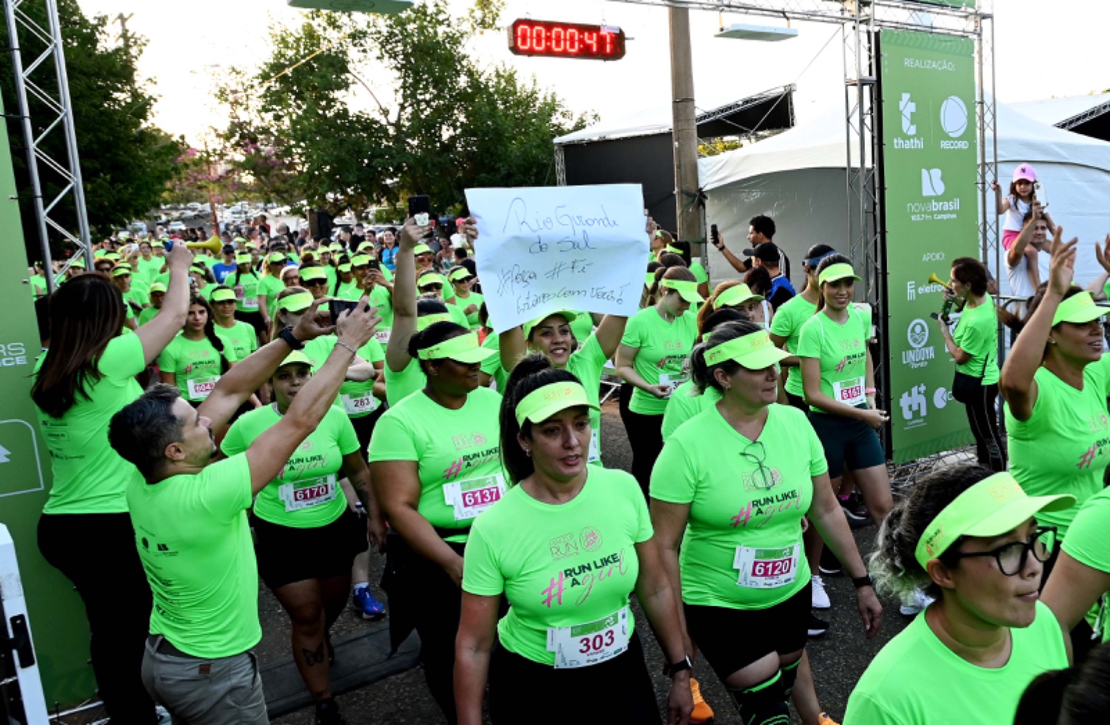 Vítimas das enchentes Rio Grande do Sul foram lembradas com mensagens de solidariedade