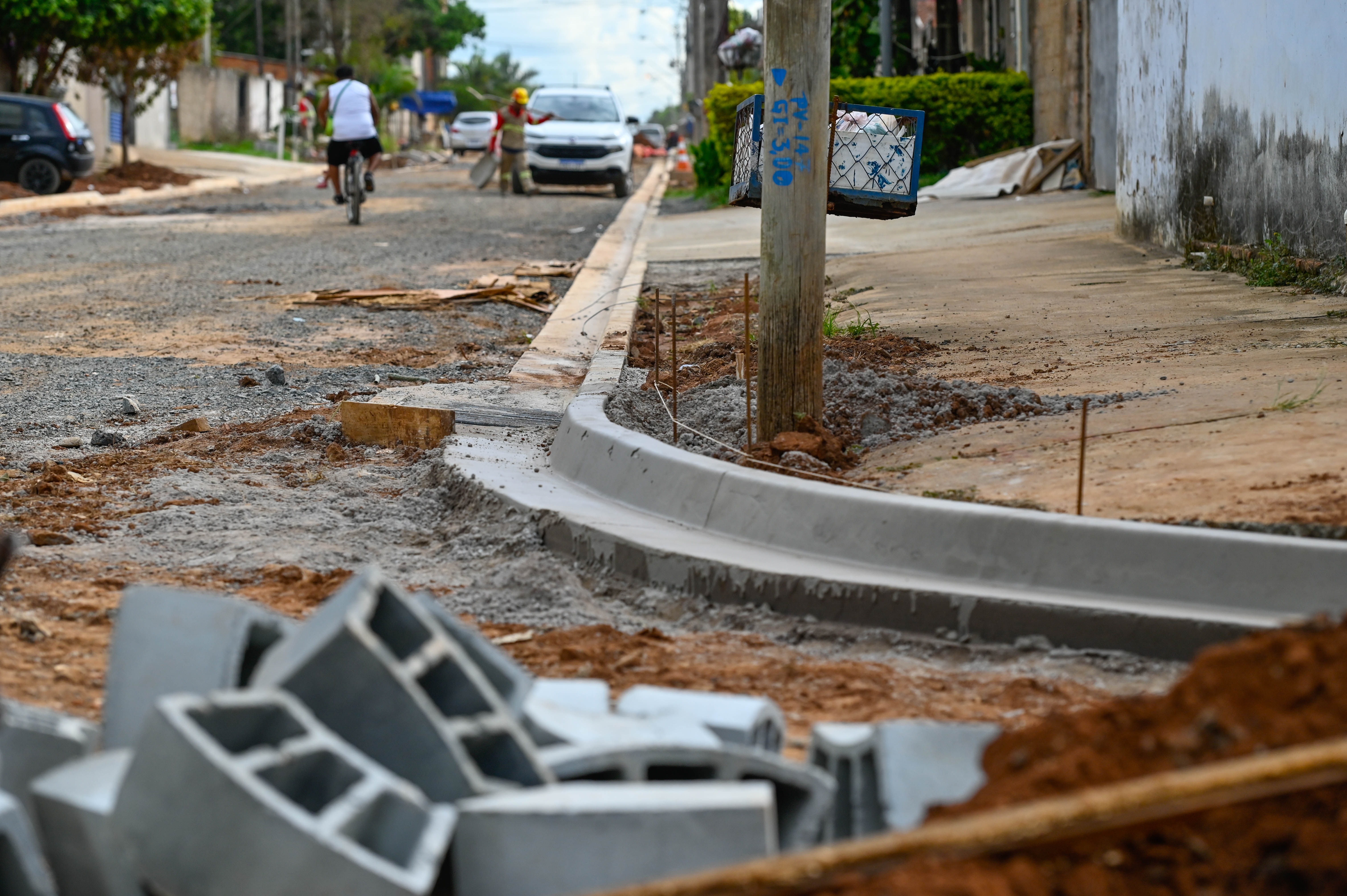 Programa está levando rede de drenagem e pavimentação a 16 bairros da cidade; ruas passam a contar com bocas de lobo, guias e sarjetas e sinalização viária