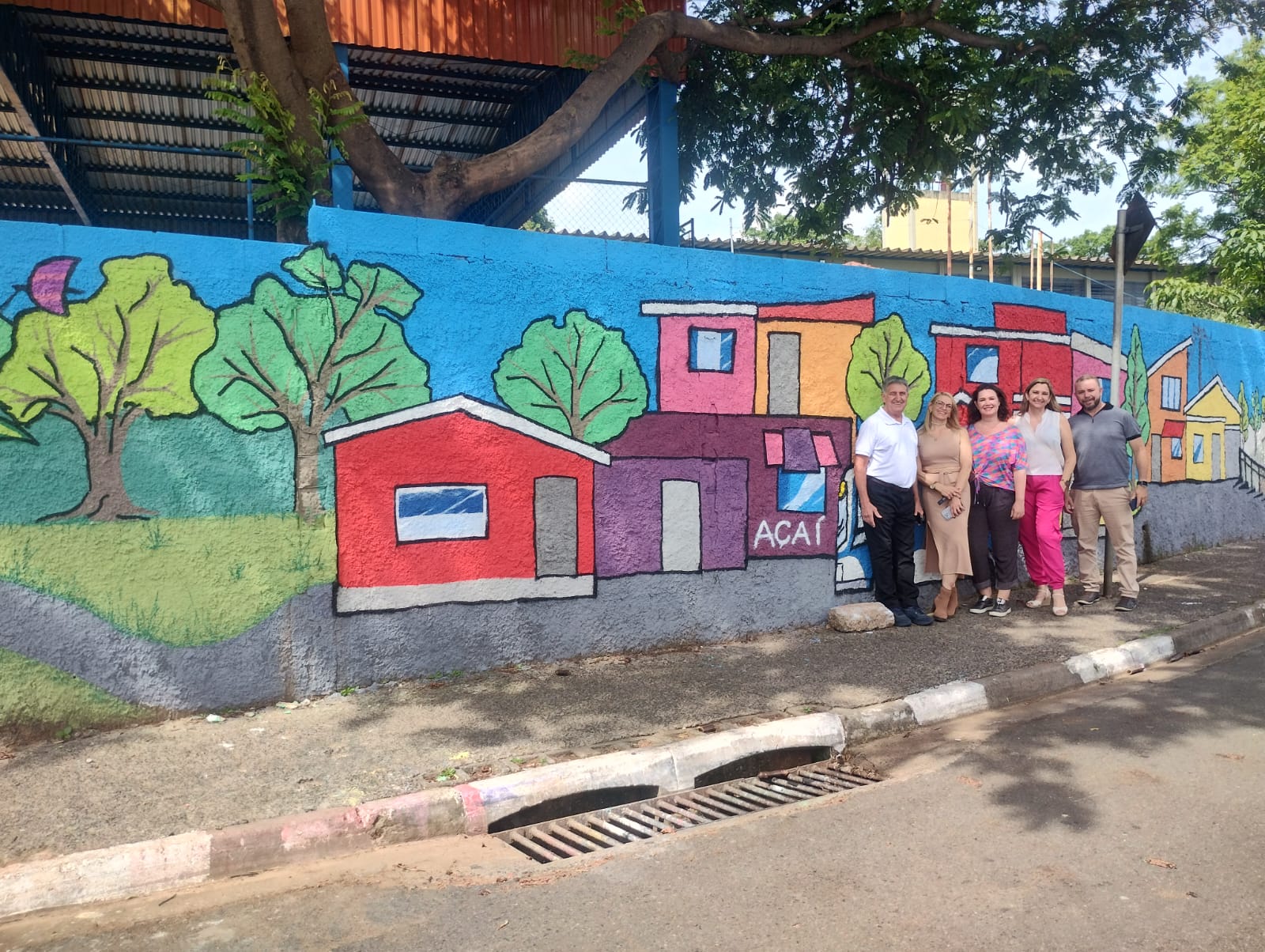 Representantes da Secretaria Municipal de Cultura e Turismo visitam espaço onde foi feito mural