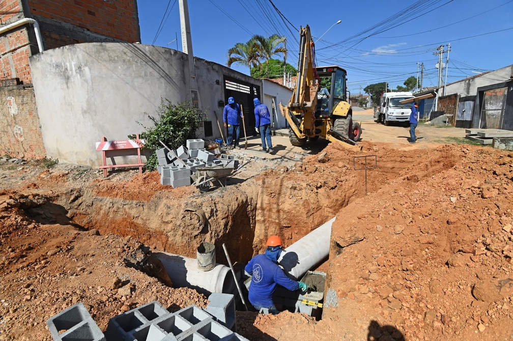 A instalação da tubulação de galerias pluviais, primeira etapa da infraestrutura, já está na fase final