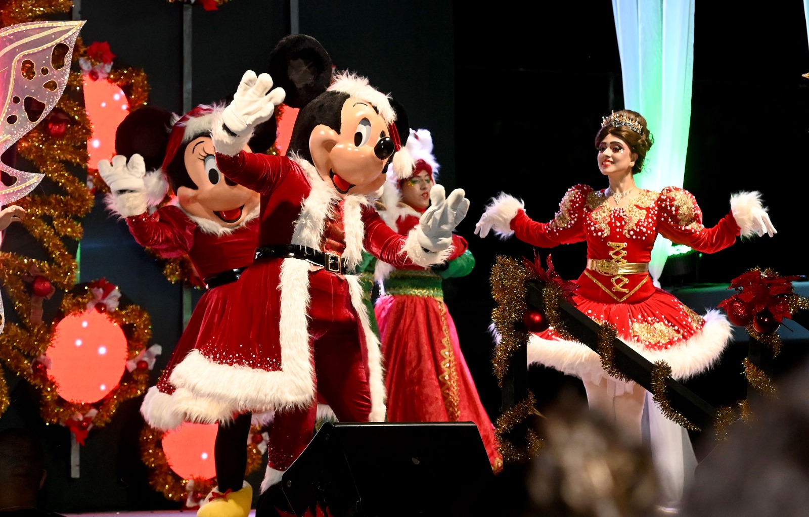 Personagens adorados por crianças e adultos cantaram e dançaram no palco