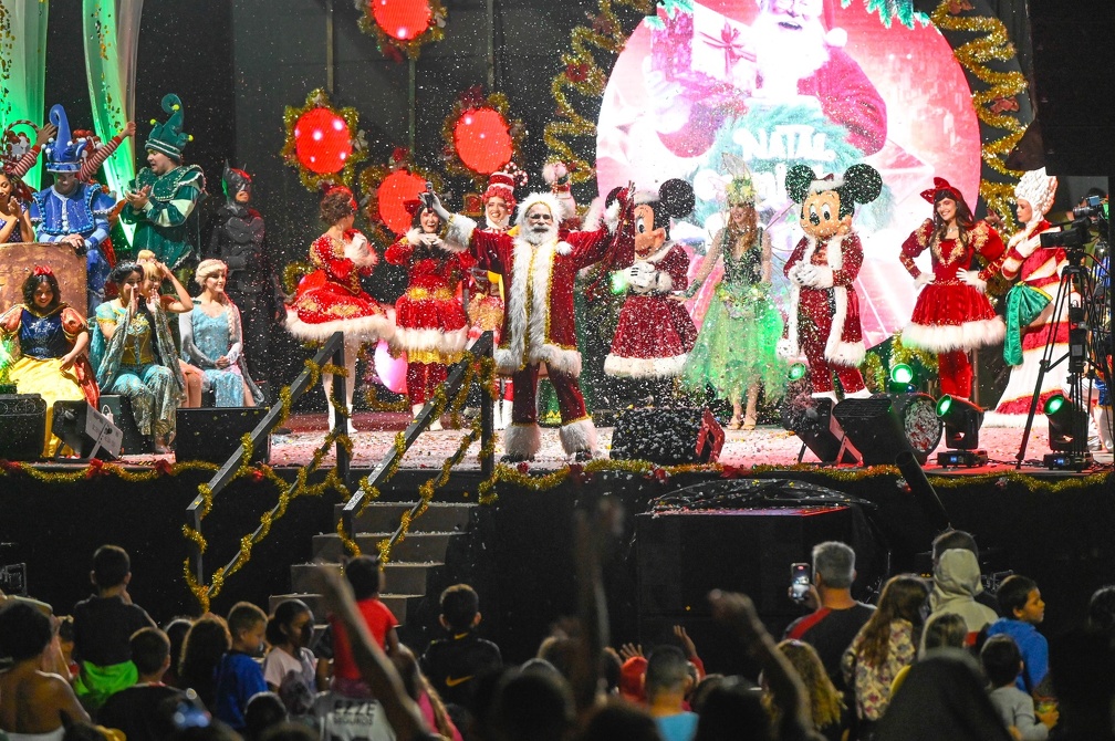 Papai Noel e os personagens do Show Encantado de Natal durante apresentação realizada no Satélite Íris