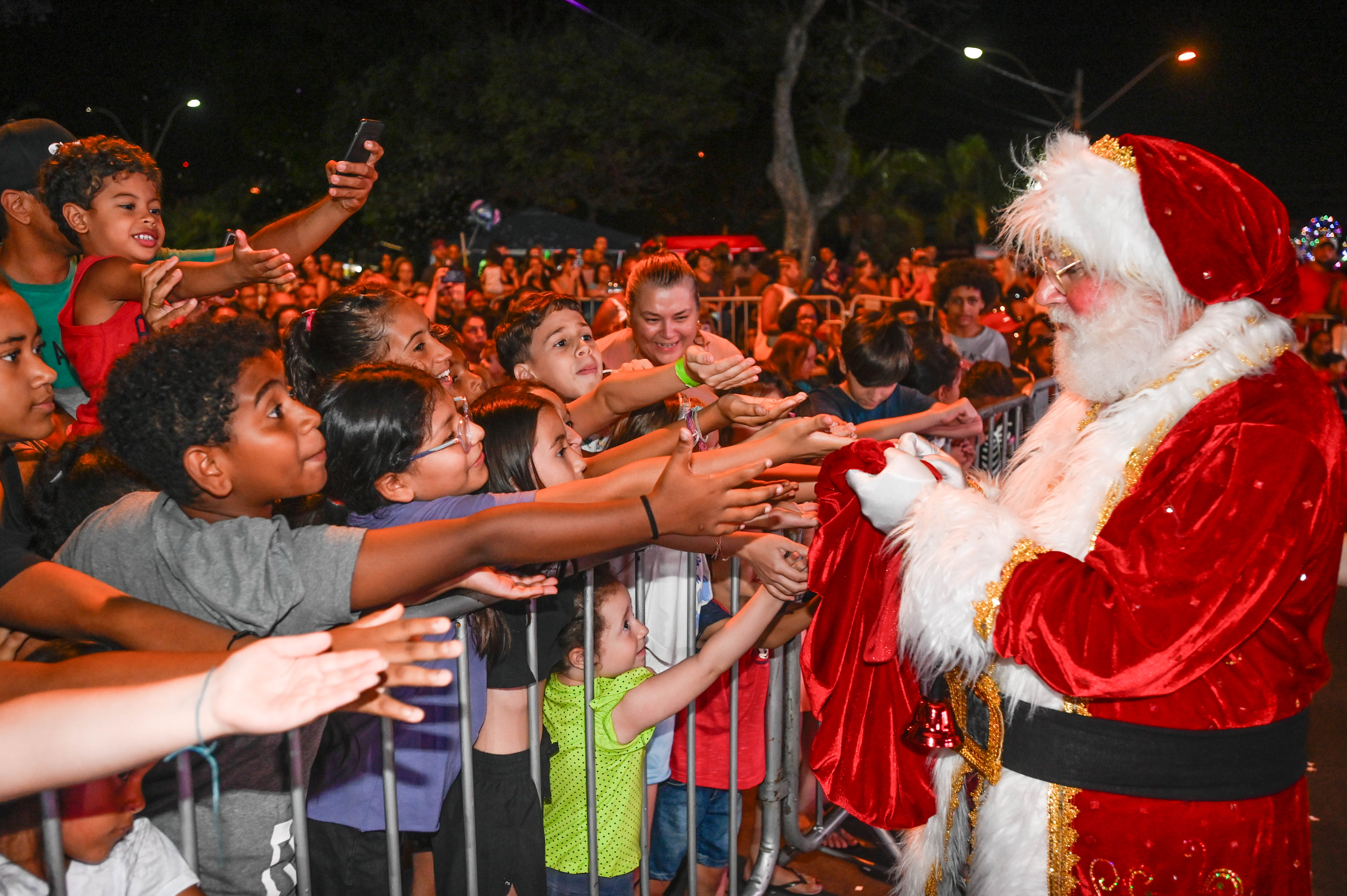 Papai Noel causou sensação e teve fila longa para fazer pedidos e fotos com o símbolo da festa dos presentes