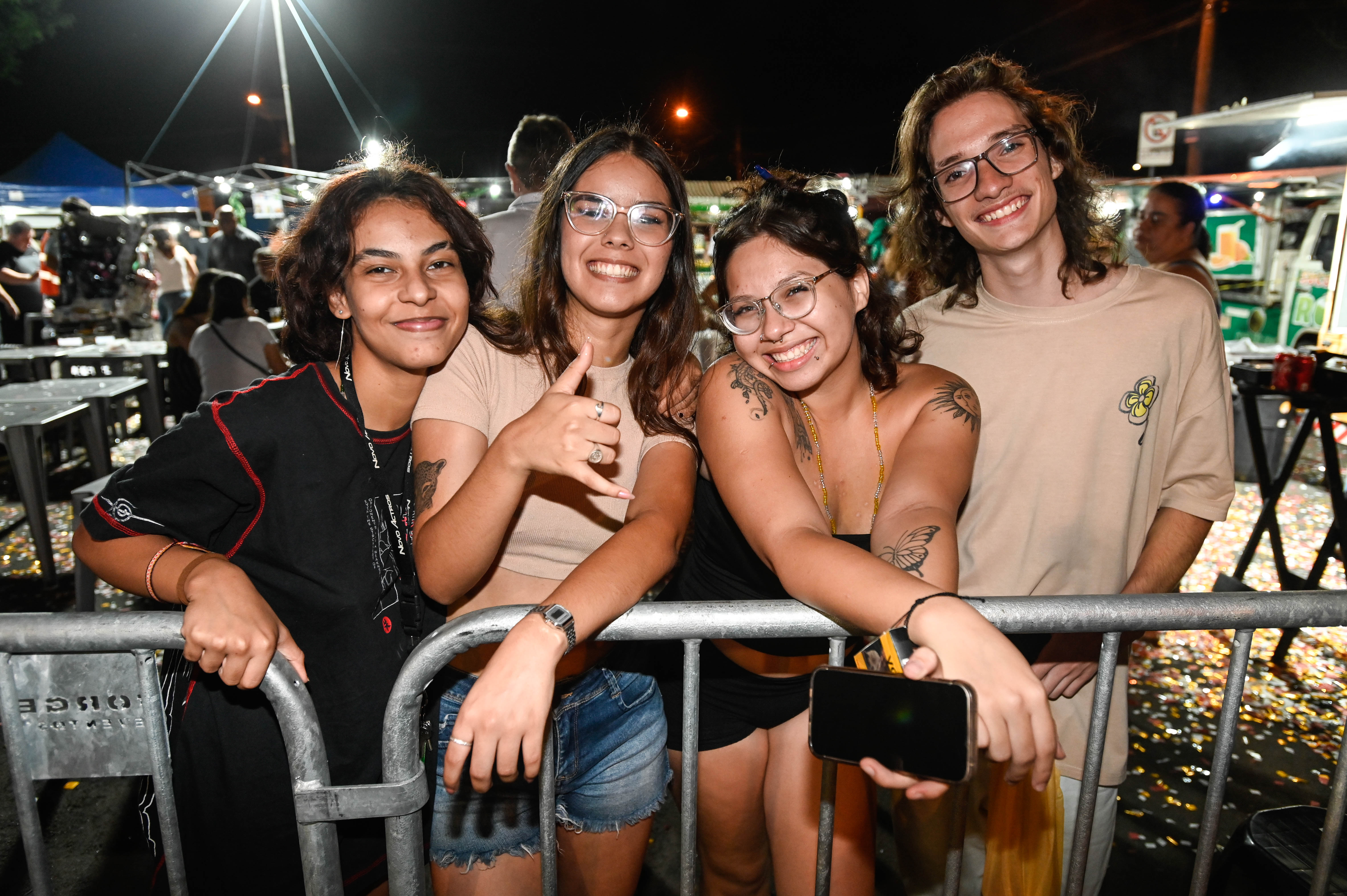 Gabriel (camiseta bege) e amigas foram surpreendidos: "Natal é maravilhoso. Amo o Papai Noel!"