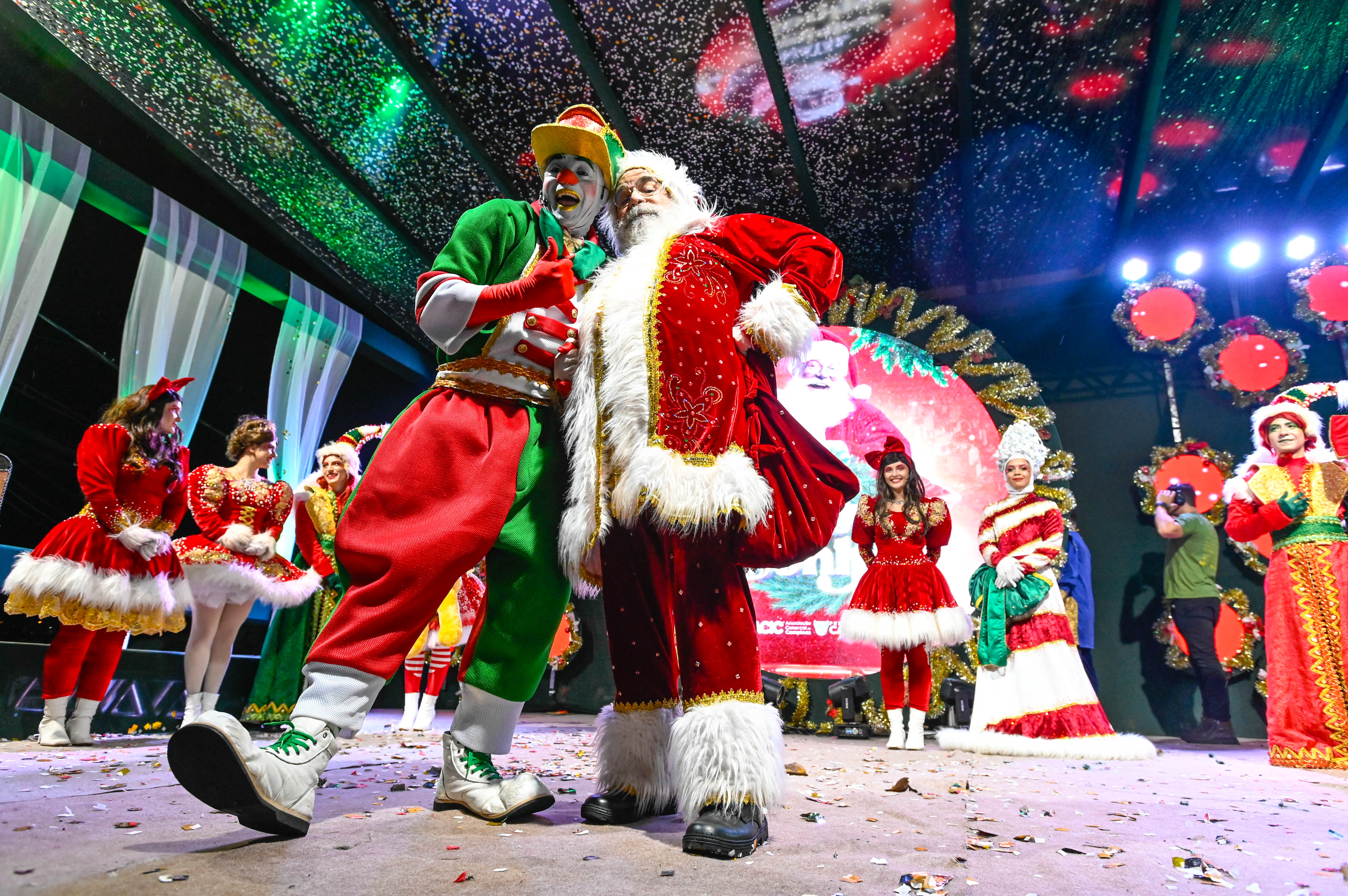 A grande estrela da festa, Papai Noel: criançada em festa