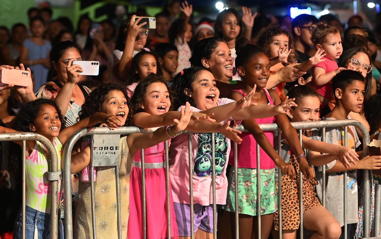 Crianças se divertiram com os o show de música e luzes