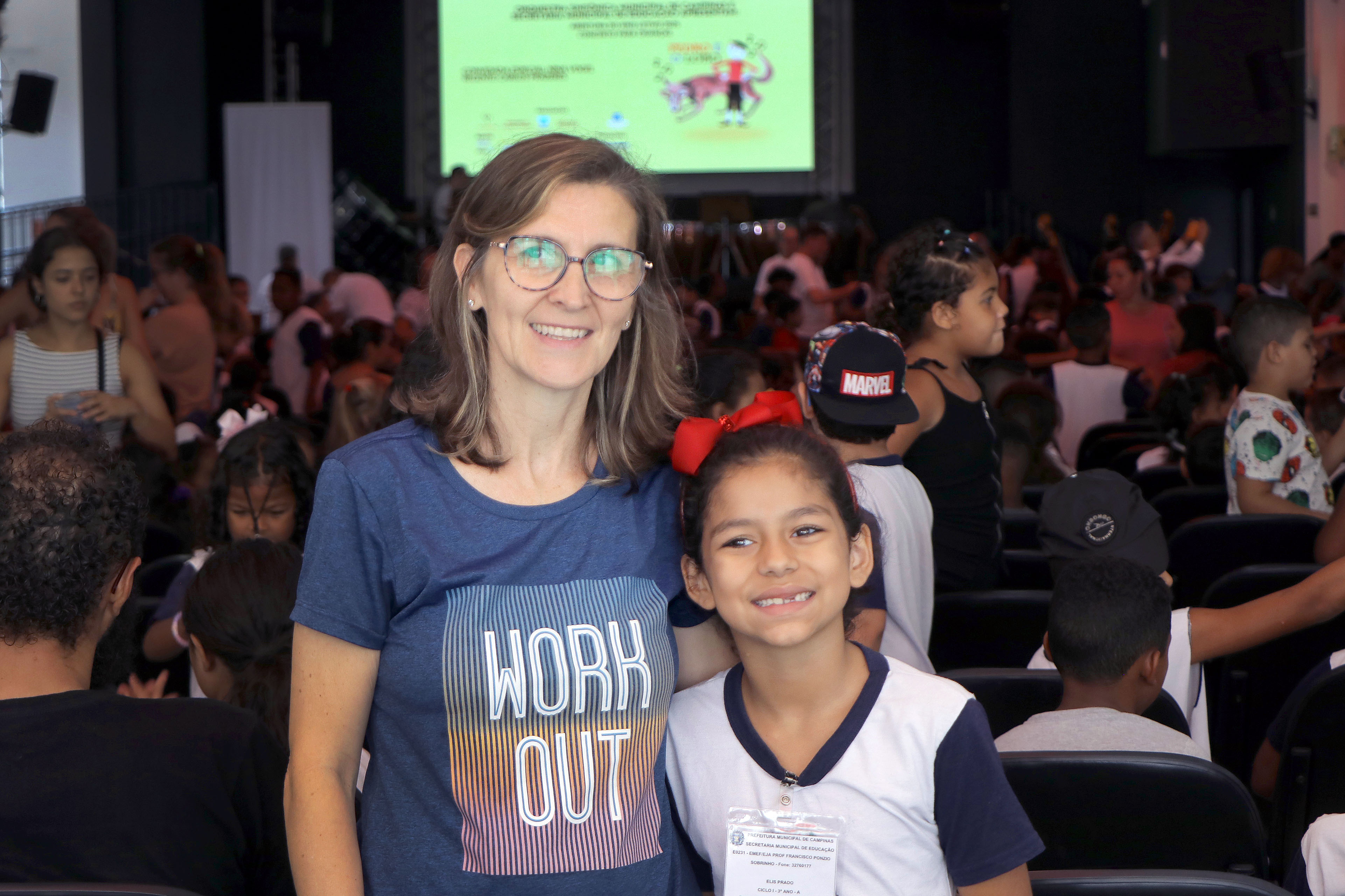 A educadora pedagógica Rosicler Velásquez e a aluna Elis Prado na apresentação de Pedro e o Lobo