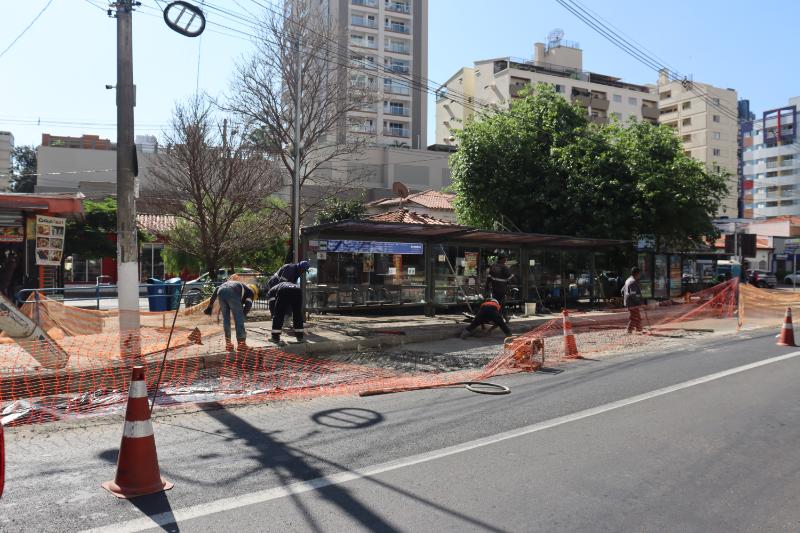 Faixa direita do sentido bairro ficará fechada ao trânsito, em frente ao ponto de ônibus