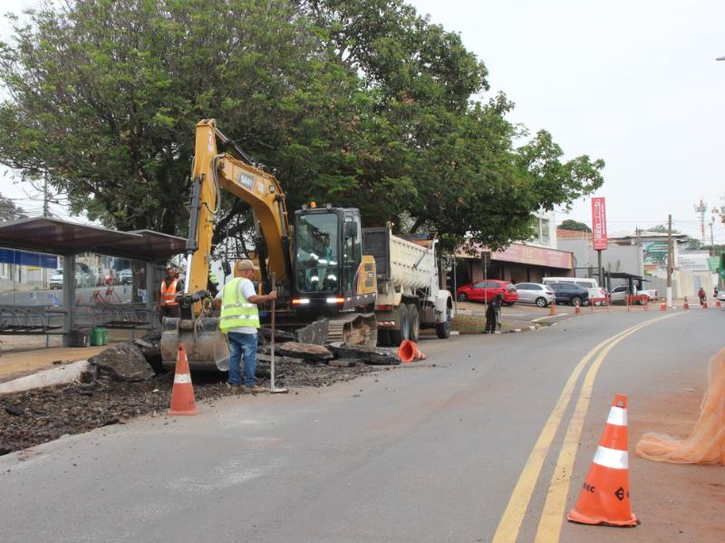 Obras de concretagem de paradas contemplaram outros três pontos da avenida Brasil