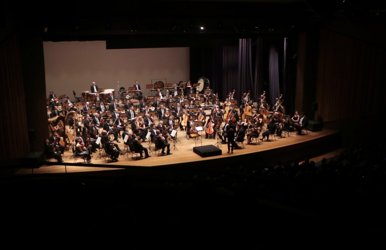 Espetáculo de abertura ocorreu neste sábado no Teatro Castro Mendes