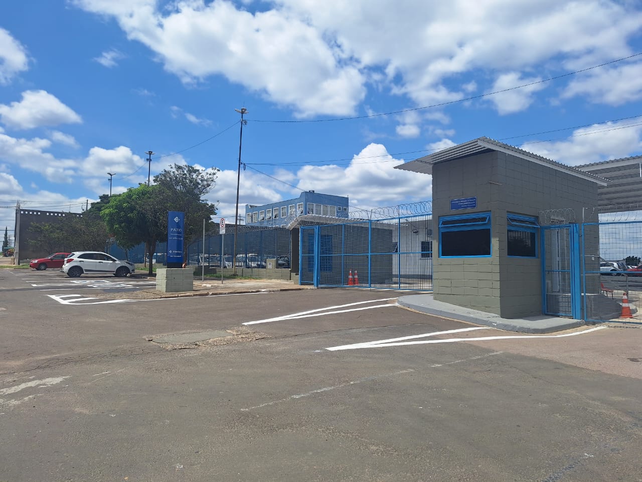 Pátio da Emdec na rua Miguel Cascaldi, 141, no Jardim São José