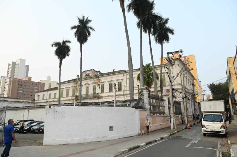 Pátio dos Leões: quase no cruzamento com a avenida Glicério, coração da cidade