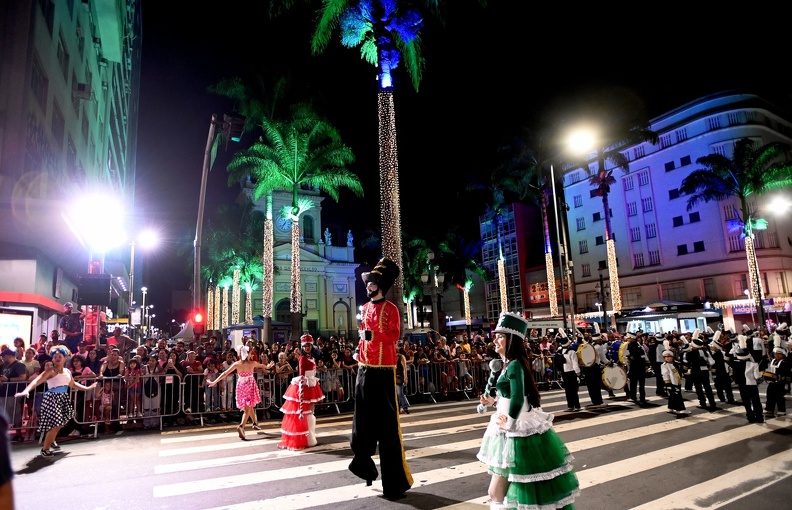 Mais de 1,5 mil artistas participaram da noite de alegria