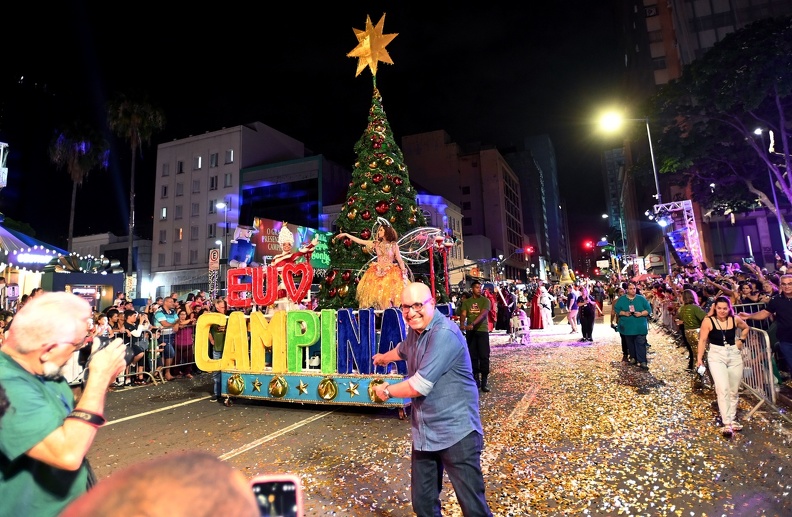 Prefeito Dário Saadi abriu a noite mágica no Centro