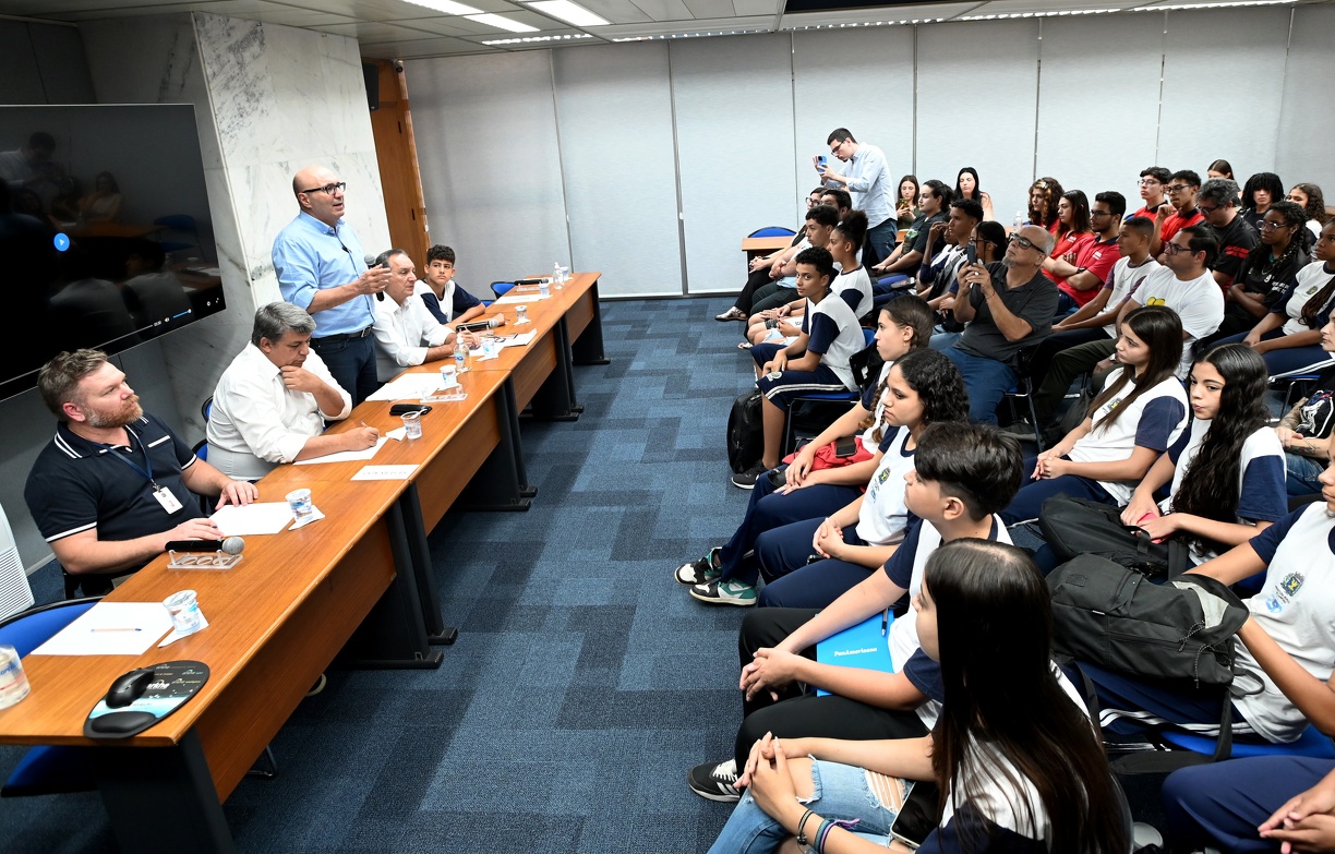 Encontro dos jovens com o prefeito Dário Saadi foi na Sala Azul do Paço Municipal