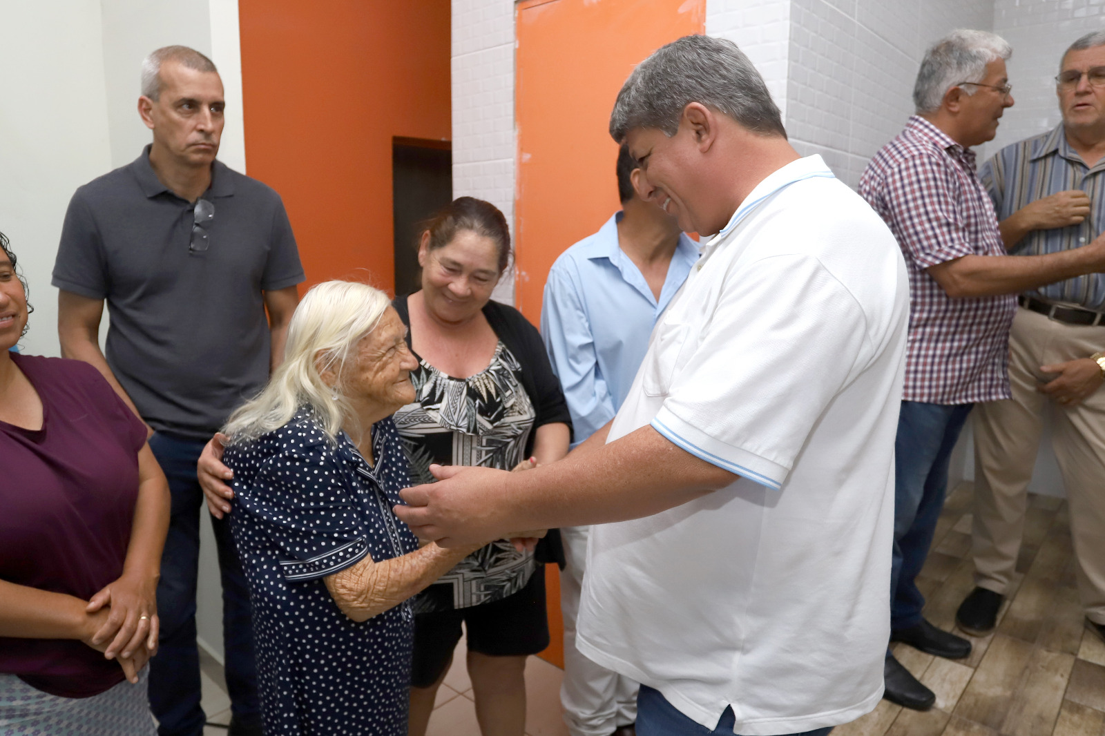 Vice-prefeito Wanderley de Almeida cumprimenta moradora do bairro Dona Lázara Maria de Jesus