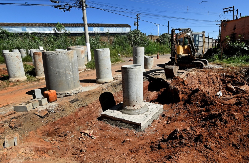 Infraestrutura de drenagem das ruas que receberão o asfalto já está sendo executada 