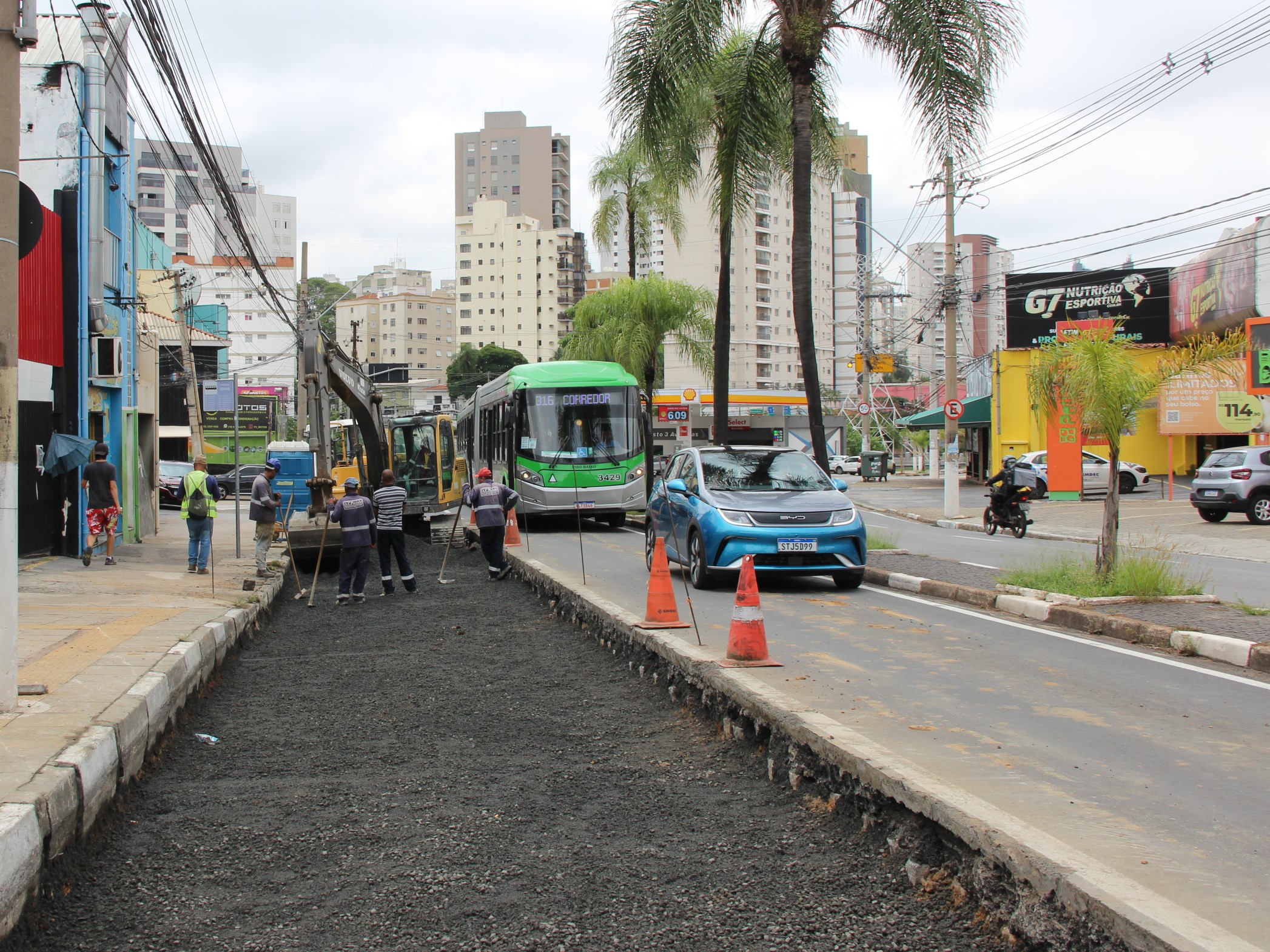 Implantação de concreto em frente às paradas já contemplou diversos pontos da avenida Brasil