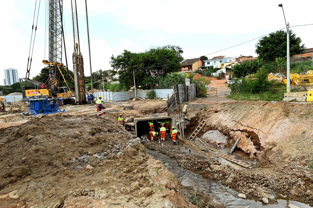 O túnel possui revestimento metálico e terá 3,50 m de diâmetro em uma estrutura chamada de Tunnel Liner