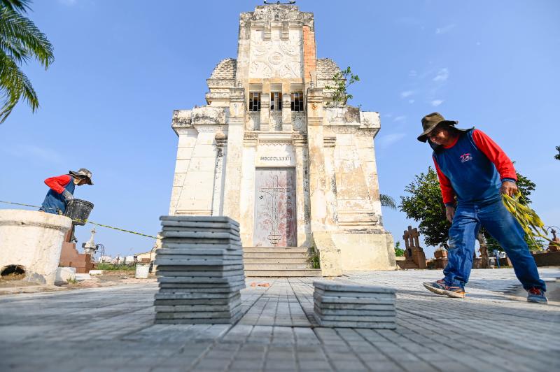 São três tipos de piso sendo instalados e revitalizados:  hidráulico, de pedras portuguesas e o intertravado ecológico