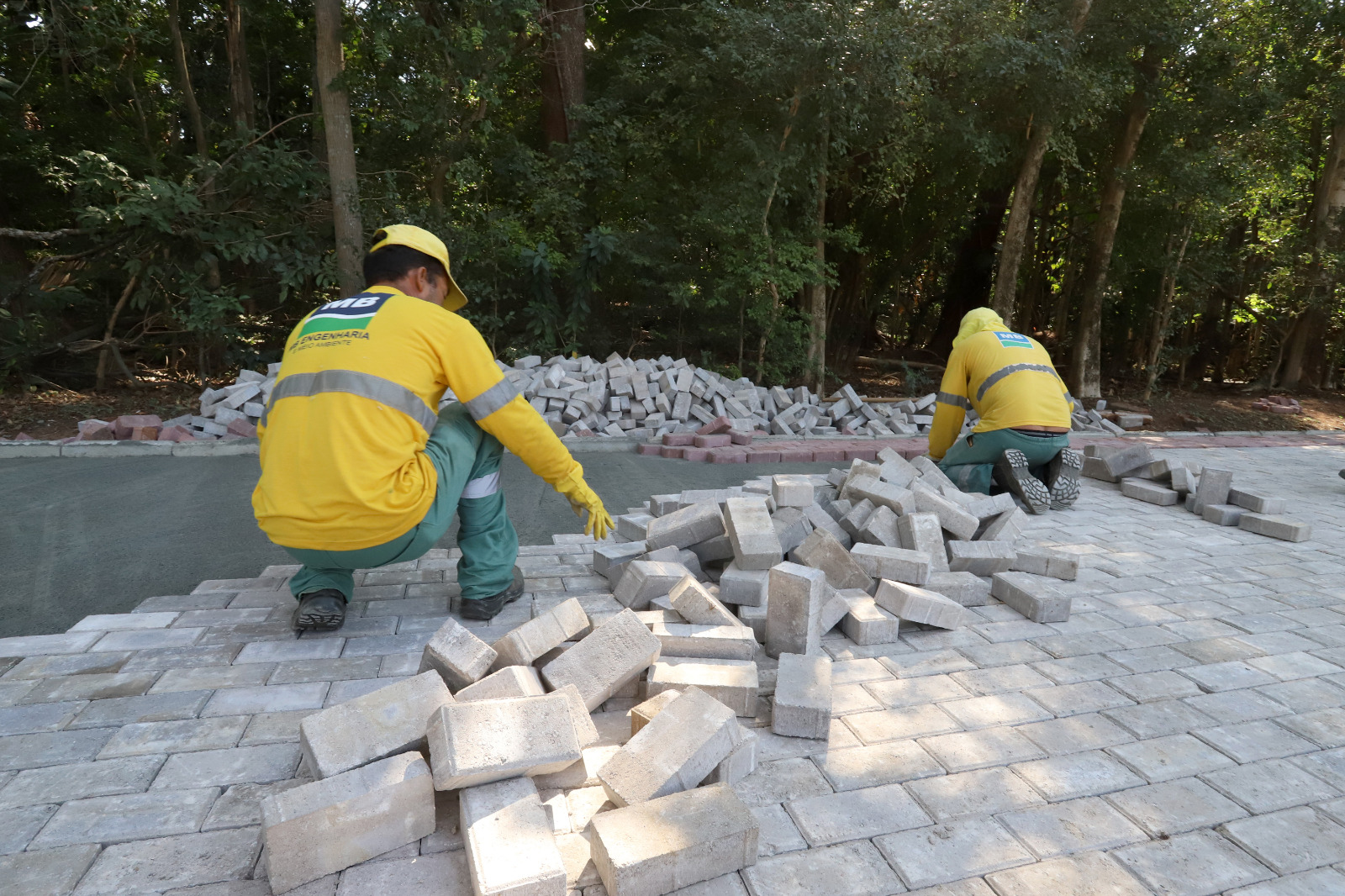 No total, a pavimentação da pista toda vai abranger aproximadamente 2,3 mil metros lineares, com largura média de 5 metros, e área total de 12 mil metros quadrados