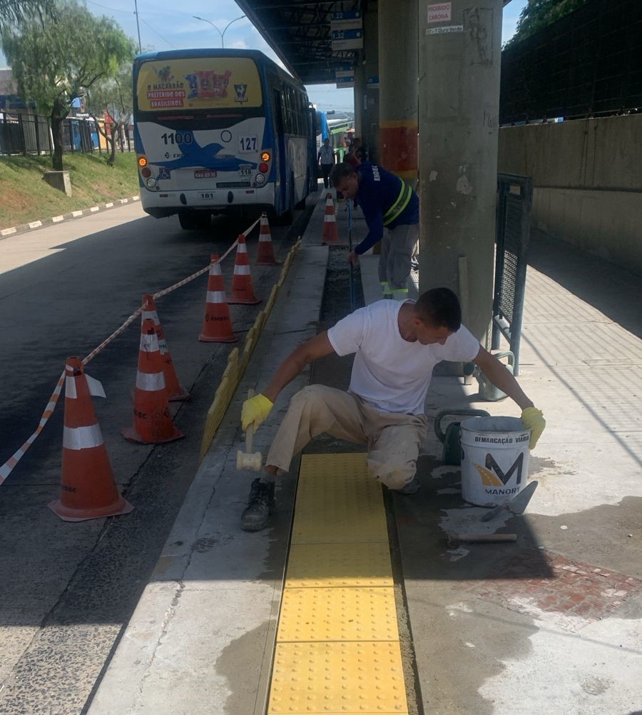 Instalação de piso tátil é realizada por equipes próprias da Emdec