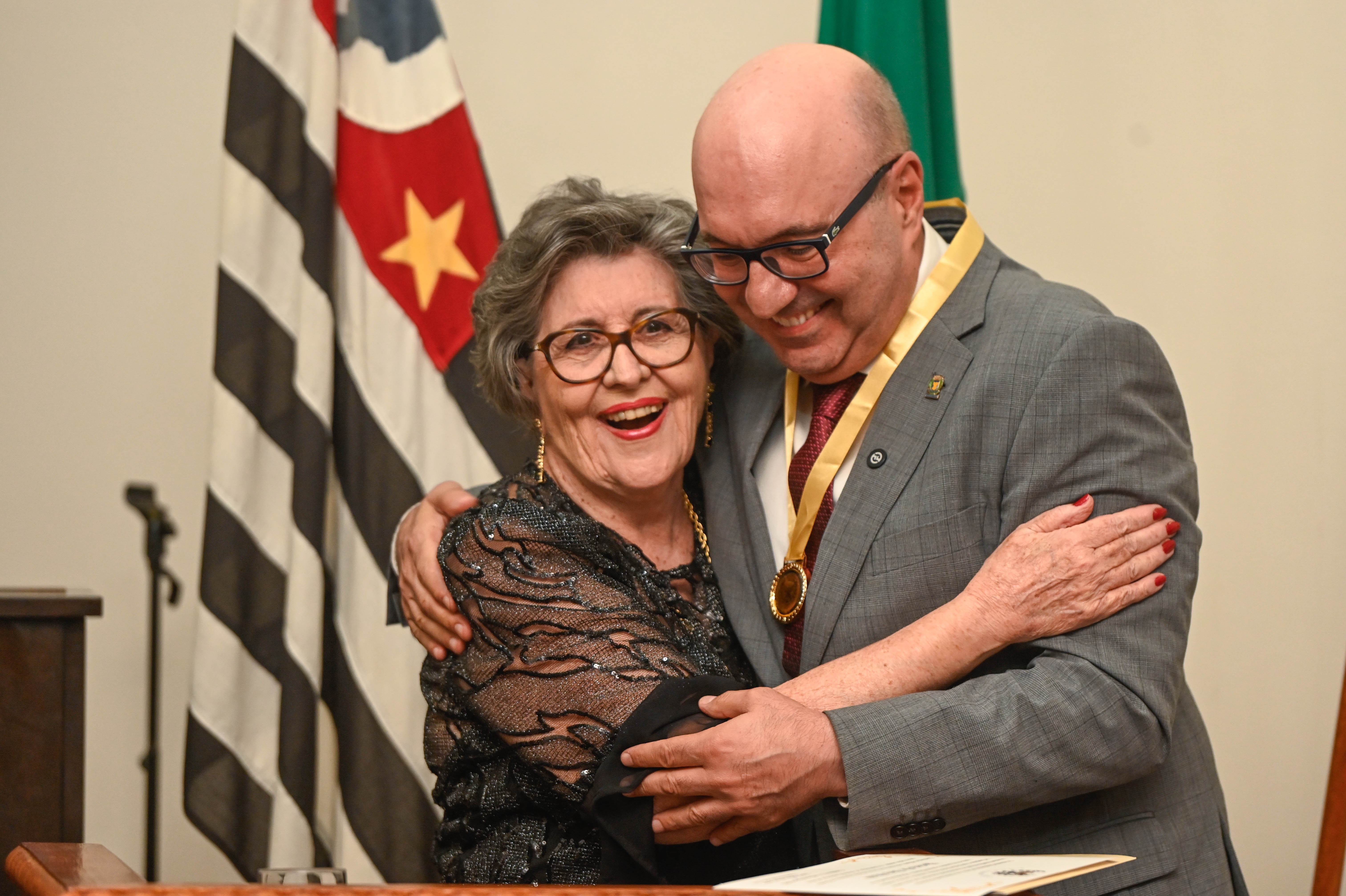 Rogério Capela Nova presidente entrega medalhão honorífico da ACL ao prefeito Dário Saadi