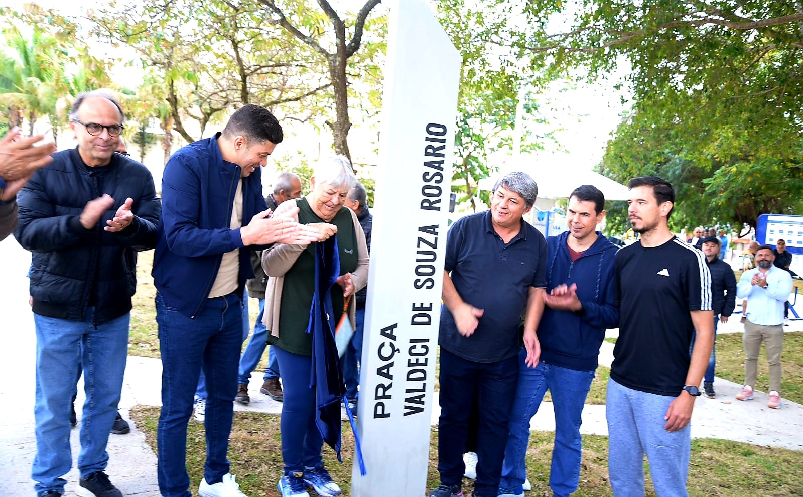 O vice-prefeito Wanderley de Almeida durante entrega da praça, com representantes da comunidade e autoridades